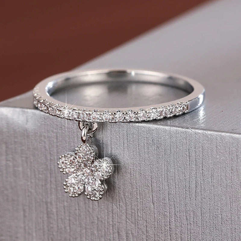 luckacco fashion gracefully synthetic zirconia women's ring with delicate five-leaf flower pendant