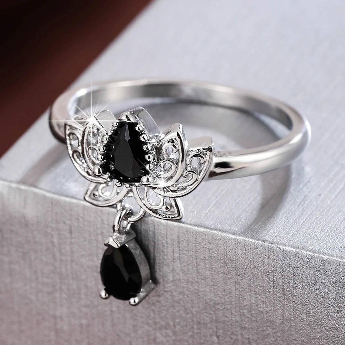luckacco fashion elegance lotus ladies' ring synthetic zirconia teardrop-shaped pendant ring