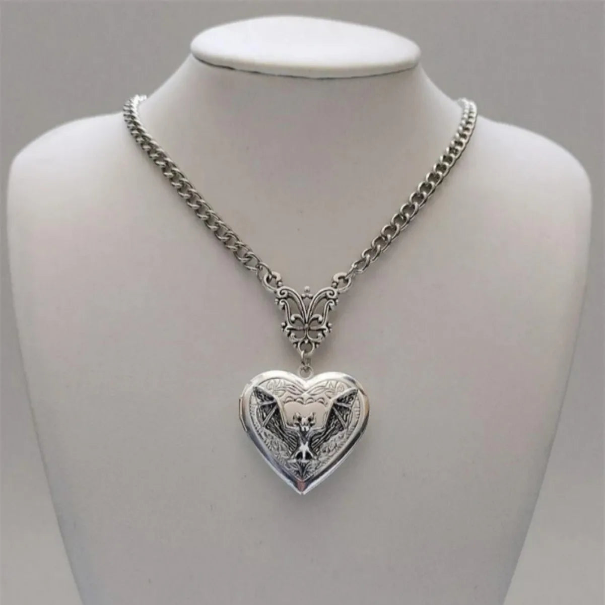 luckacco hip-hop retro silver color stainless steel bat relief stereo heart pendant necklace for women men fashion rock jewellery gifts