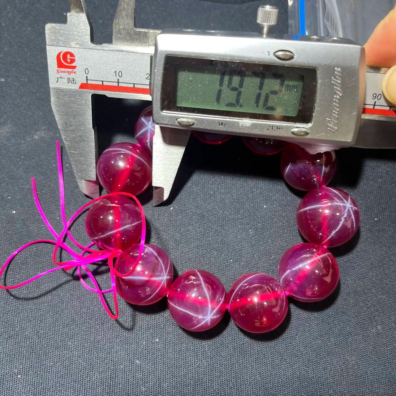 luckacco under strong light, hexagonal starlight red, starlight green, blue, pink and purple beads appear on the sapphire bracelet